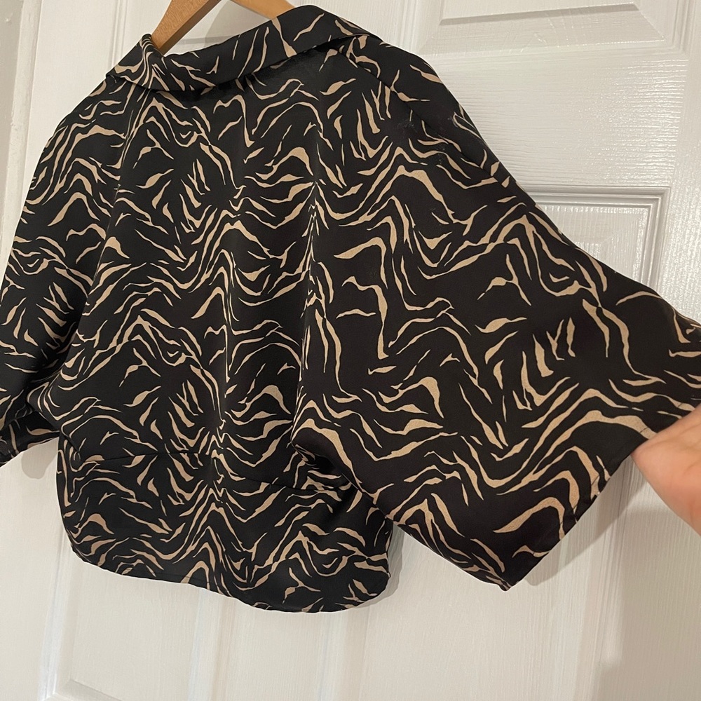 Ro & De V-neck Collared Top - Picture 5 of 9